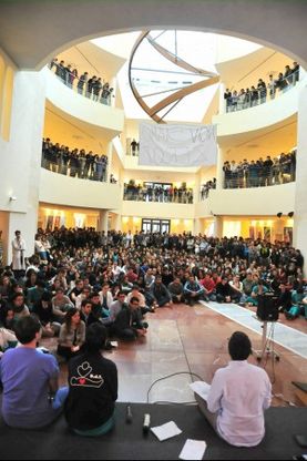 San Raffaele, protestano prof e studenti:<br />bloccate le lezioni all'ateneo Vita-Salute