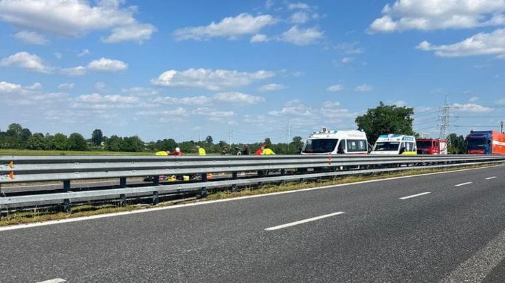 Lodi, auto si scontra con un furgone della manutenzione stradale che colpisce gli operai: 4 feriti