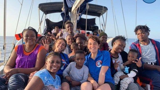 "Noi e i migranti in attesa di salvezza". Parla la genovese a bordo della Alex