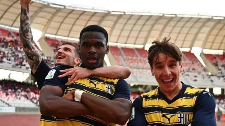 Parma promosso in Serie A: a Bari basta il pari. Il Como ribalta il Cittadella e vince al 94’, Venezia battuto a Catanzaro