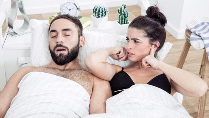 Se il partner russa, si perdono in media da 1 a 2 ore di sonno per notte