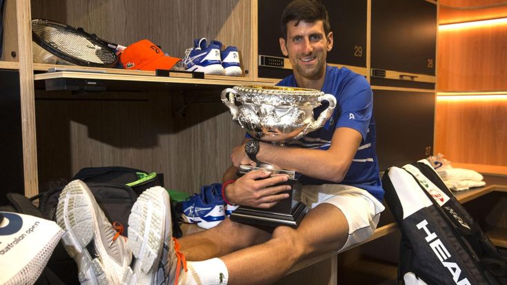 Il Djokovic mai visto a Melbourne, aria di Grande Slam 50 anni dopo Laver