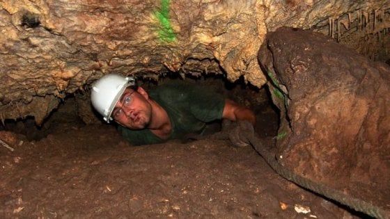 La corda si spezza, lo speleologo precipita nel vuoto e muore. Tragedia a Corleto Monforte