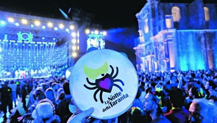 Notte della taranta, spettatori con balli e tamburelli bloccano il primo concerto del cartellone