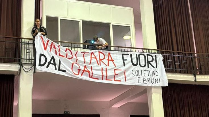 Alunno a Valditara: “Non privatizzate la scuola”. Lui: “Non è democratico, la prego di allontanarsi”