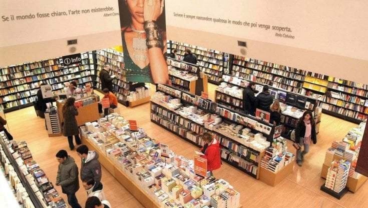 Bari, la Feltrinelli chiude il bar per ampliare la sezione dei libri internazionali: "Per i titoli in lingua straniera vendite raddoppiate"