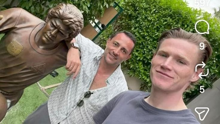 Scott McTominay mostra la statua di Maradona in giardino: la foto fa impazzire i tifosi