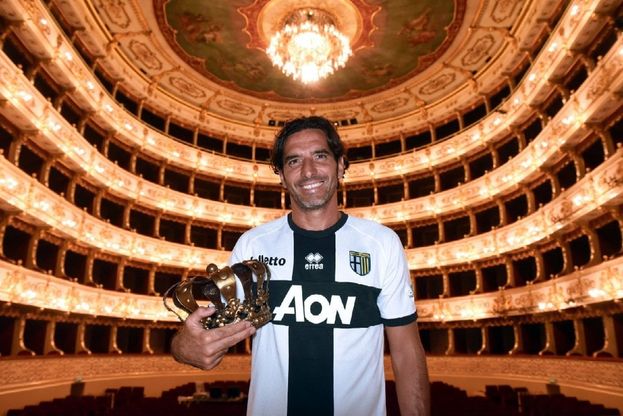 Va' pensiero allo stadio di Parma: canta la curva