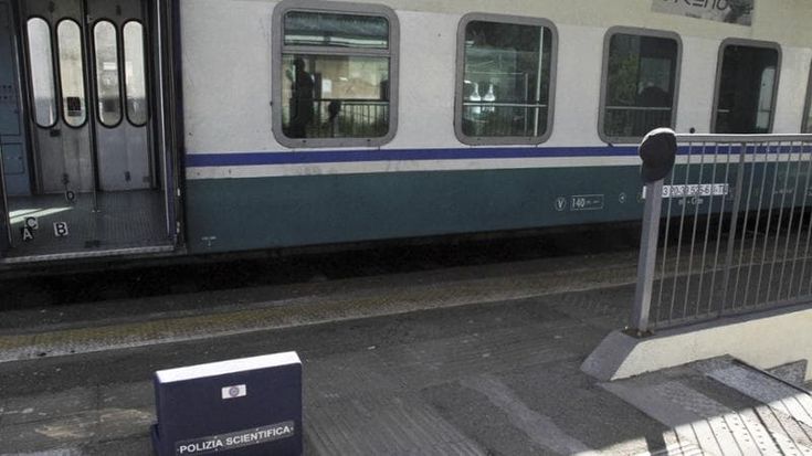 Lodi, litigano in treno per un monopattino: ragazzo di 18 anni accoltellato alla testa