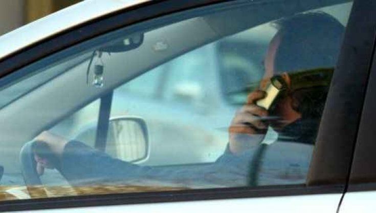 Boom di multe: otto torinesi al giorno sanzionati perché alla guida usano il cellulare