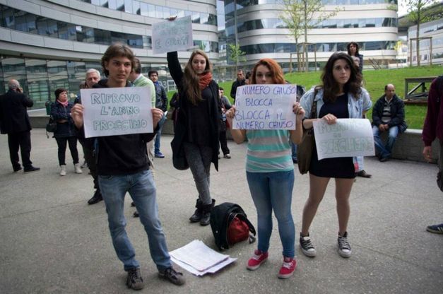 "Ferma il contagio, no al numero chiuso": la protesta degli studenti torinesi ai test 
