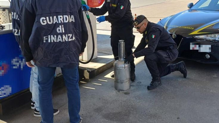 Roma, blitz della Finanza nei distributori di benzina: verifiche su prezzi, litri erogati e qualità