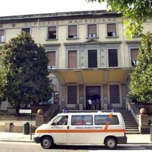 Torino, ubriaco al Mauriziano blocca le ambulanze e scalcia un poliziotto: arrestato