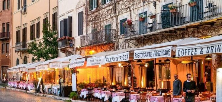 Riaprono ristoranti e negozi: un italiano su due non ci andrà