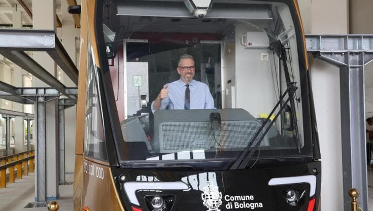 Lepore presenta il tram: “Puntuale e sostenibile. I primi mesi si viaggerà gratis”