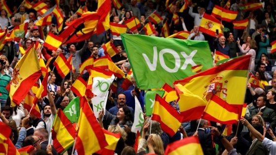Elezioni spagnole, ultime ore per convincere gli indecisi. E i popolari aprono all'estrema destra di Vox