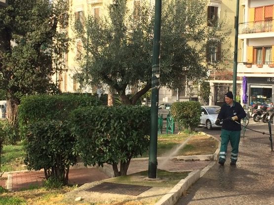 Napoli, la movida "disinfettata": pulizie in via Aniello Falcone