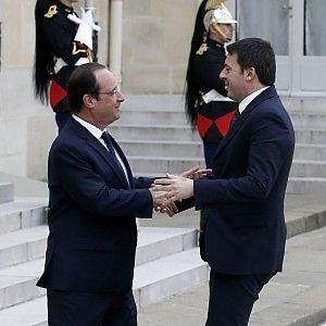 Renzi da Hollande all'Eliseo: "Insieme per un'altra Europa". Intesa per priorit&agrave; a lavoro e crescita