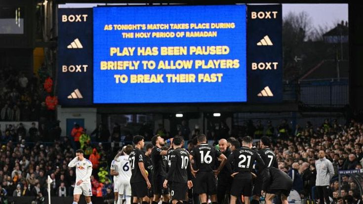 I tifosi di Leeds fischiano la pausa per il Ramadan. Guardiola: “Non vedete cosa succede nel mondo?”