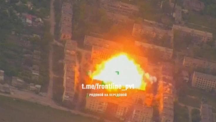Ucraina, la nuova bomba russa che spazza via un intero condominio
