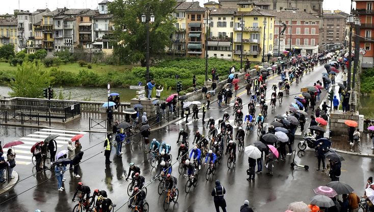 Il Giro d'Italia sfreccia a Parma sotto la pioggia: le foto 