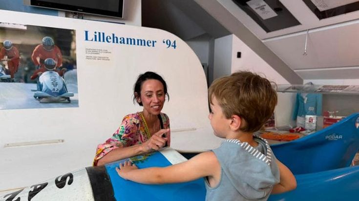 Il bob leggendario di Dino Crescentini: la figlia visita il museo olimpico di San Marino