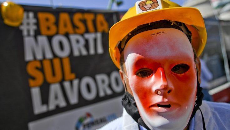 Incidenti sul lavoro, operaio 57enne muore schiacciato da un cestello elevatore a Milano