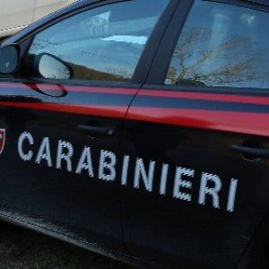 Stalking, la prende a calci e pugni per controllare il suo cellulare: arrestato 53enne nel Milanese