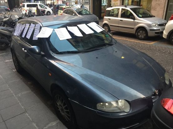  “Incivile”: foglietti su un’auto parcheggiata in un’area destinata ai motorini