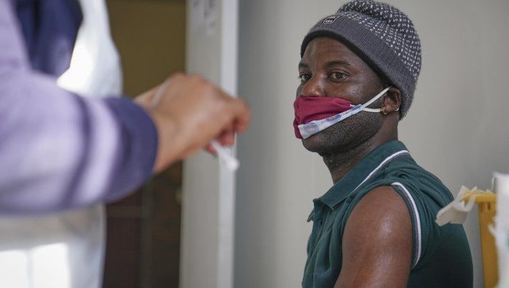 Vaccini, la "generosità" dei Paesi non basta: cosa blocca la distribuzione delle dosi in Africa