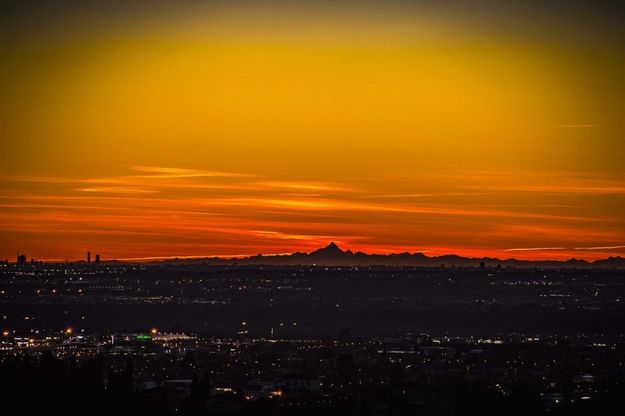 Bergamo, tramonto infuocato. E in lontananza fa capolino lo skyline di Milano