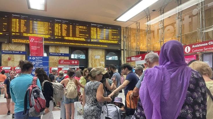 Sciopero, stazione di Bologna nel caos tra tante cancellazioni e forti ritardi