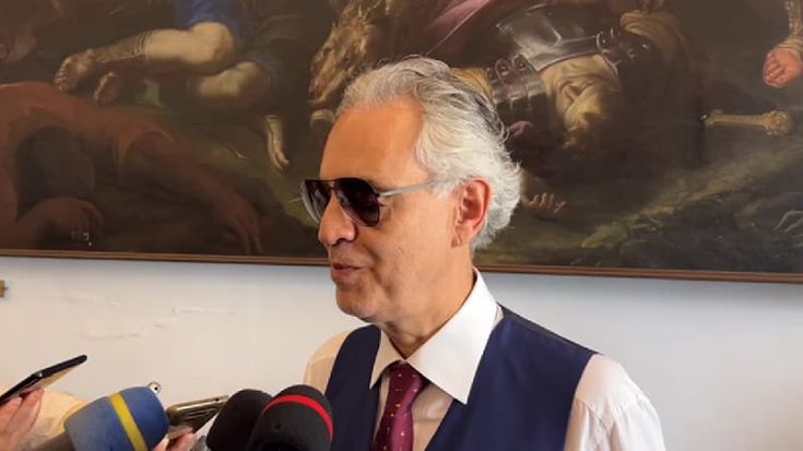 Bocelli emozionato per la laurea honoris causa a Napoli: "Troppe tensioni, sono solo un cantante di provincia"