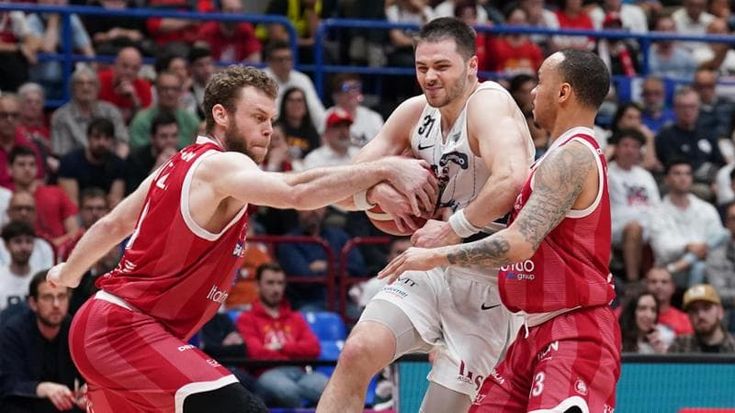 Basket, quarti play-off: Milano espugna ancora Trento e vola in semifinale