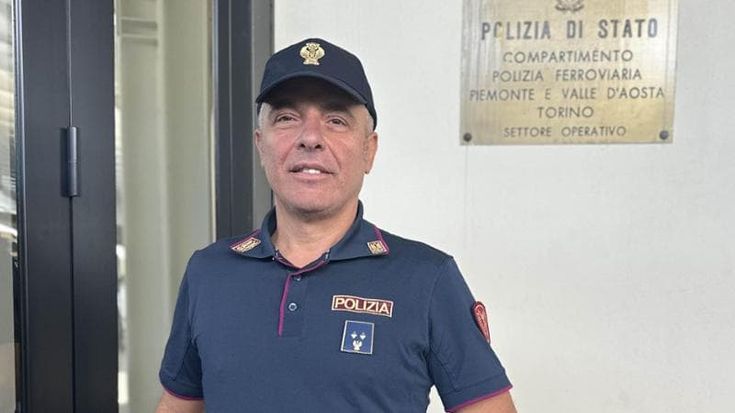 Donna in treno rischia di soffocare con un boccone, poliziotto la salva con la manovra di Heimlich