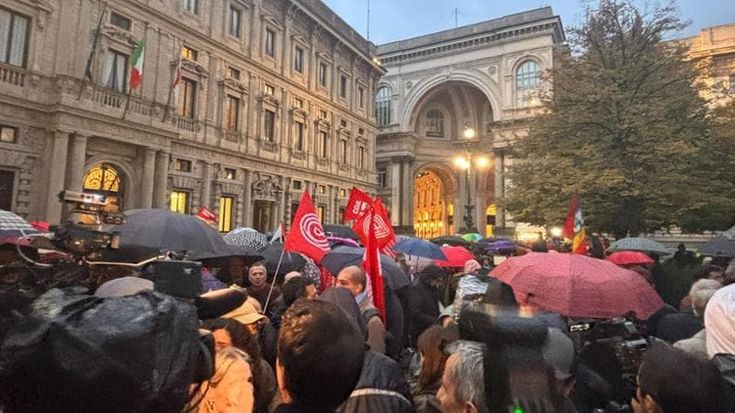 A Milano la piazza anti-violenza del centrosinistra: “Servono poliziotti, ma anche educatori”