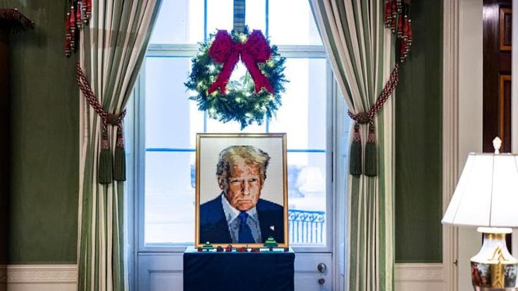 Natale alla Casa Bianca: luci, ghirlande e nastri fra le macerie dell’East Wing.