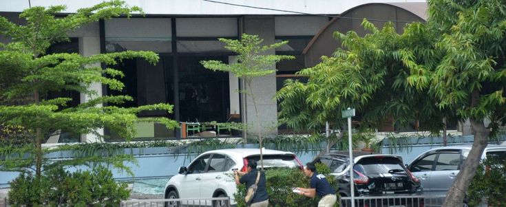 Giacarta, serie di esplosioni in centro città. Is rivendica. Polizia: "Volevano imitare Parigi"