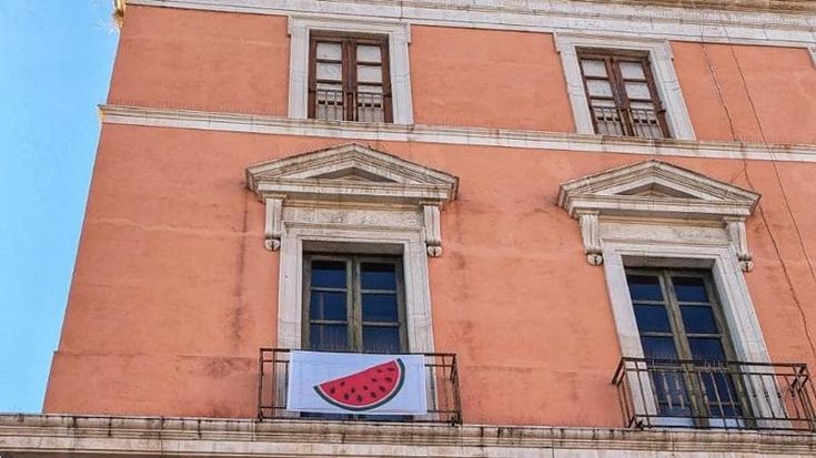Bari, sulla facciata del Comune spunta la bandiera con una fetta d’anguria: “Simbolo per la pace in Palestina e in Medio Oriente”