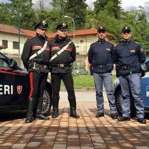 Aggredisce la moglie con un martello e poi si ferisce anche lui: la donna trasportata in ospedale in codice rosso