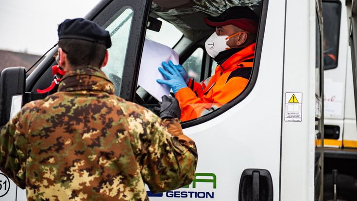 Coronavirus,  nel grattacielo fantasma anche le interviste fanno paura “Possono infettare i microfoni”