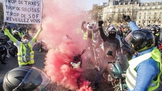 La marcia su Parigi dei "gilet gialli": scontri e lacrimogeni a Champs-Elysees
