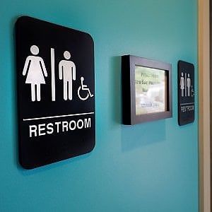 North Carolina, confermata la legge sui bagni pubblici che discrimina i transgender