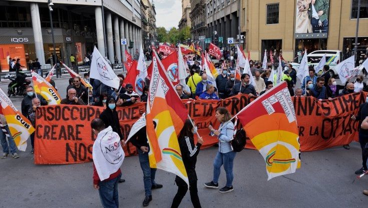 Disoccupati e precari in piazza: "Chiediamo lavoro, basta reddito di cittadinanza"