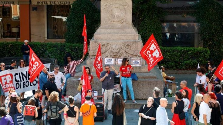 Lo protesta dei lavoratori della cultura davanti all’Arena del Sole