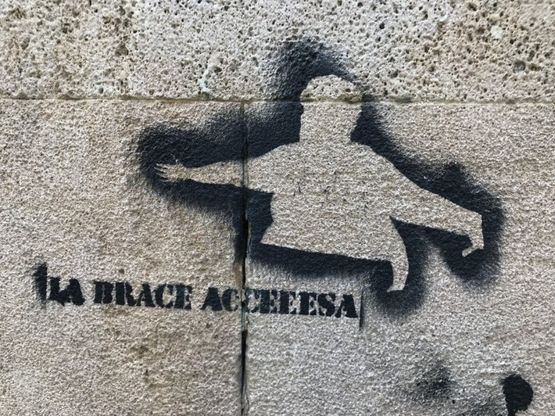 "La brace accesa", la street art celebra la 'signora di Bari vecchia'