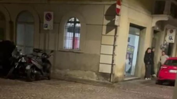 Cori fascisti alla sede FdI, gli adulti del partito minimizzano: “Sono solo bravi ragazzi”