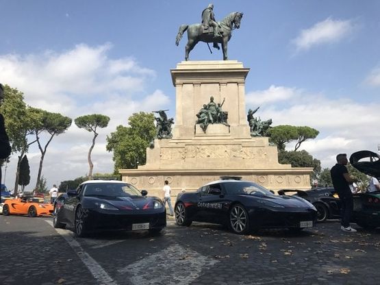Lotus: le sportive inglesi colorano le strade di Roma