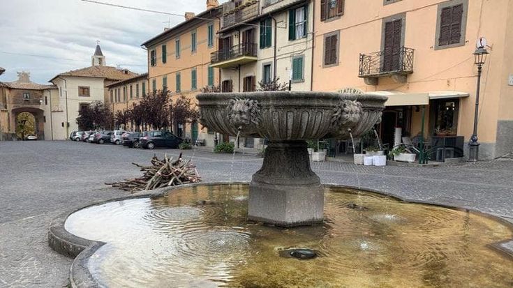 Viterbo, entra nel bar con la roncola e ferisce il titolare: “Se non mi fai bere ti ammazzo”