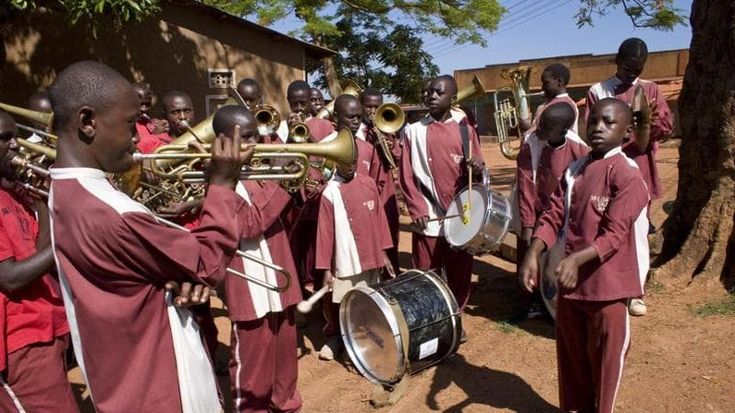 Uganda. in una baraccopoli di Kampala la musica cambia il destino di tanti ragazzini